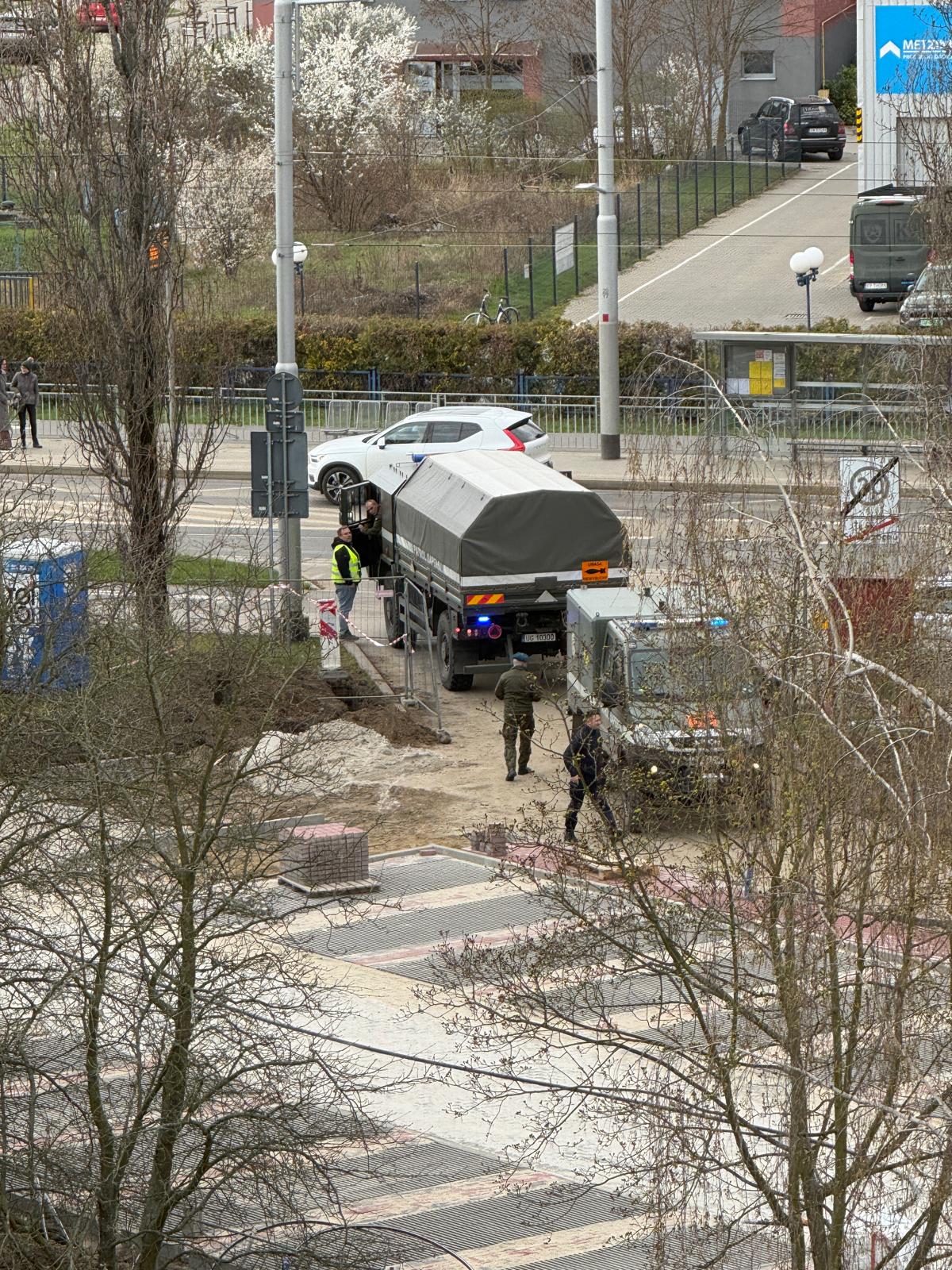 Elementy pancerne na terenie osiedla