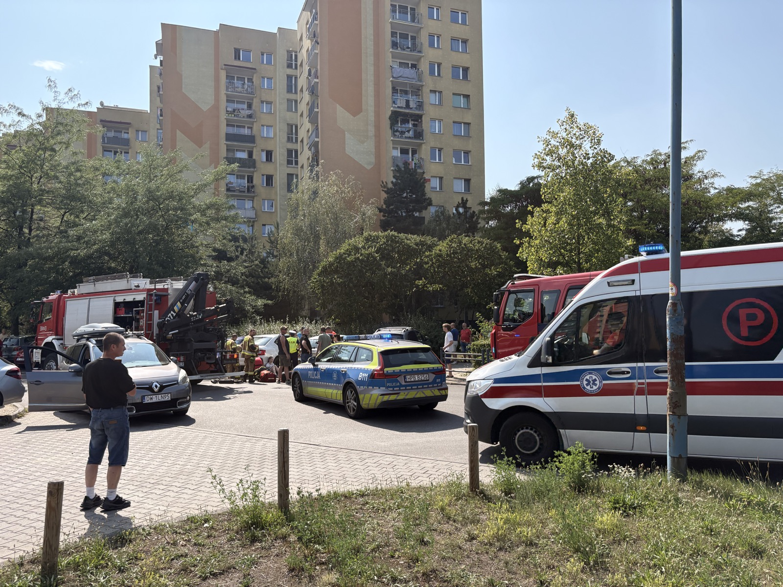 Służby ratunkowe na ul. Rogowskiej — wypadek z udziałem dziewczynki na hulajnodze