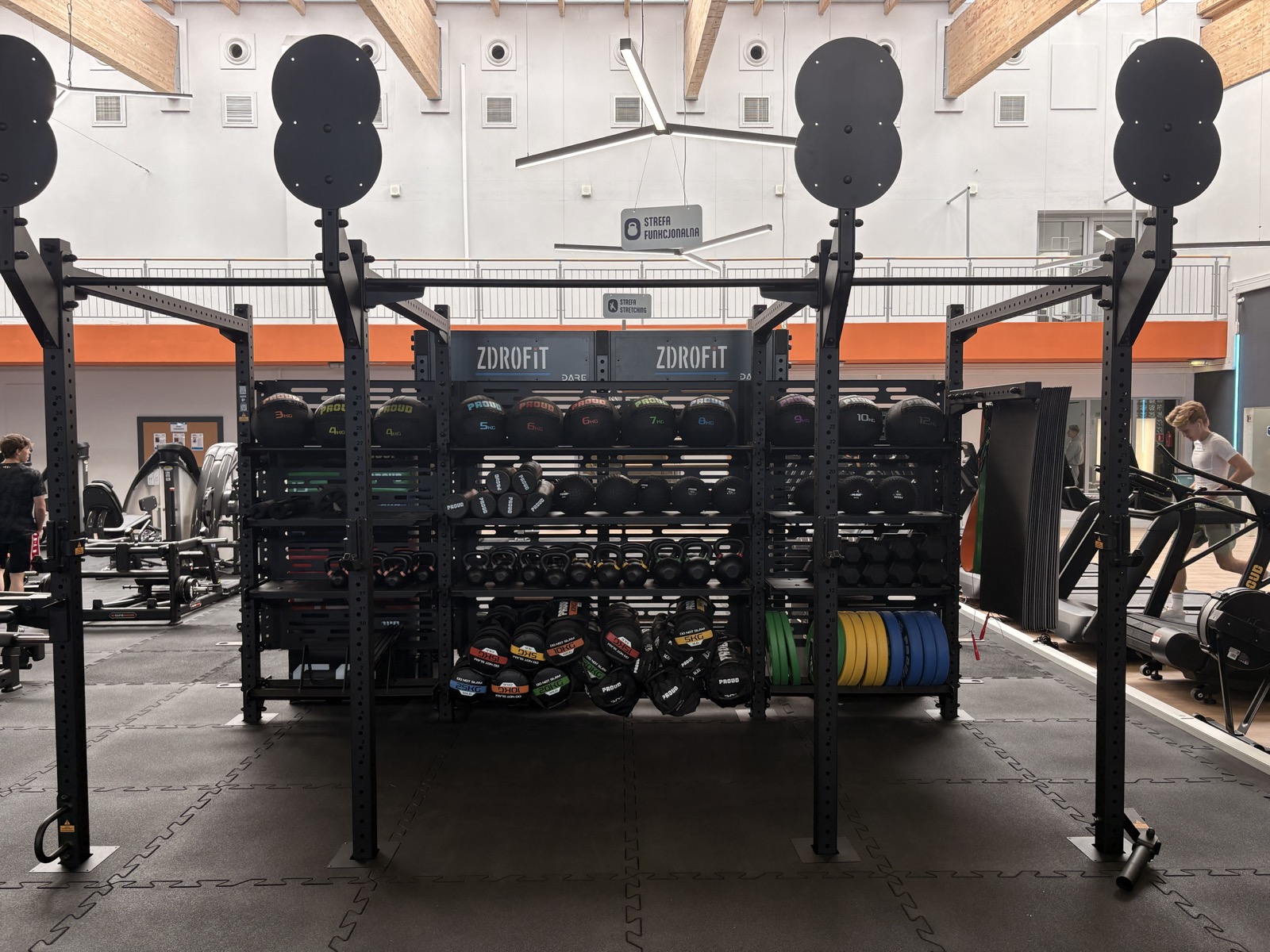 Rig funkcjonalny w Zdrofit Rogowska z piłkami lekarskimi od 3 do 12 kg, kettlebellami i talerzami olimpijskimi